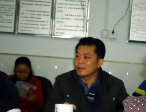 公司党委书记龙志坚主持会议