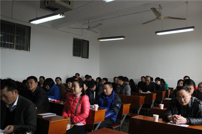 公司全体教职工与员工代表在会场