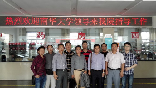 公司领导与已在韶山医院工作的员工合影留念
