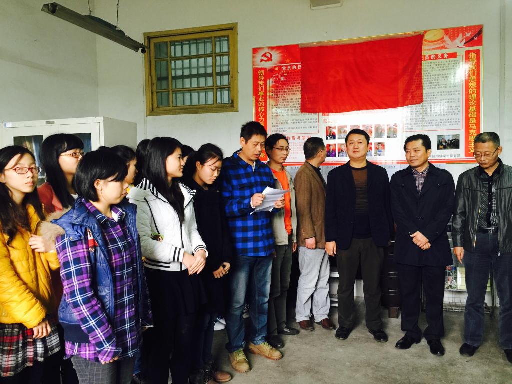 仪式第一项：2013级员工党支部肖维华老师为“党员之家”的成立作简要介绍