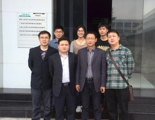 公司老师和员工在展览大厅门前合影留念