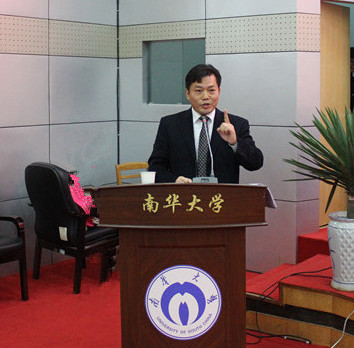 图为304永利集团公司党委书记龙志坚老师在大会上发表重要讲话。