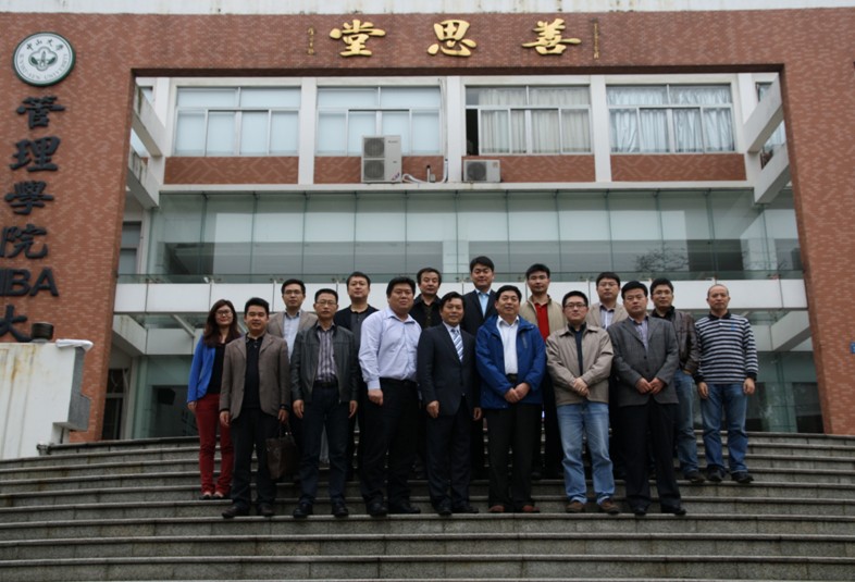 公司一行与中山大学管理学院老师合影留念